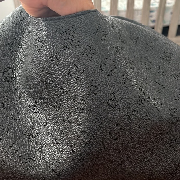 Louis Vuitton Carmel Mahina Noir - Picture 5 of 11